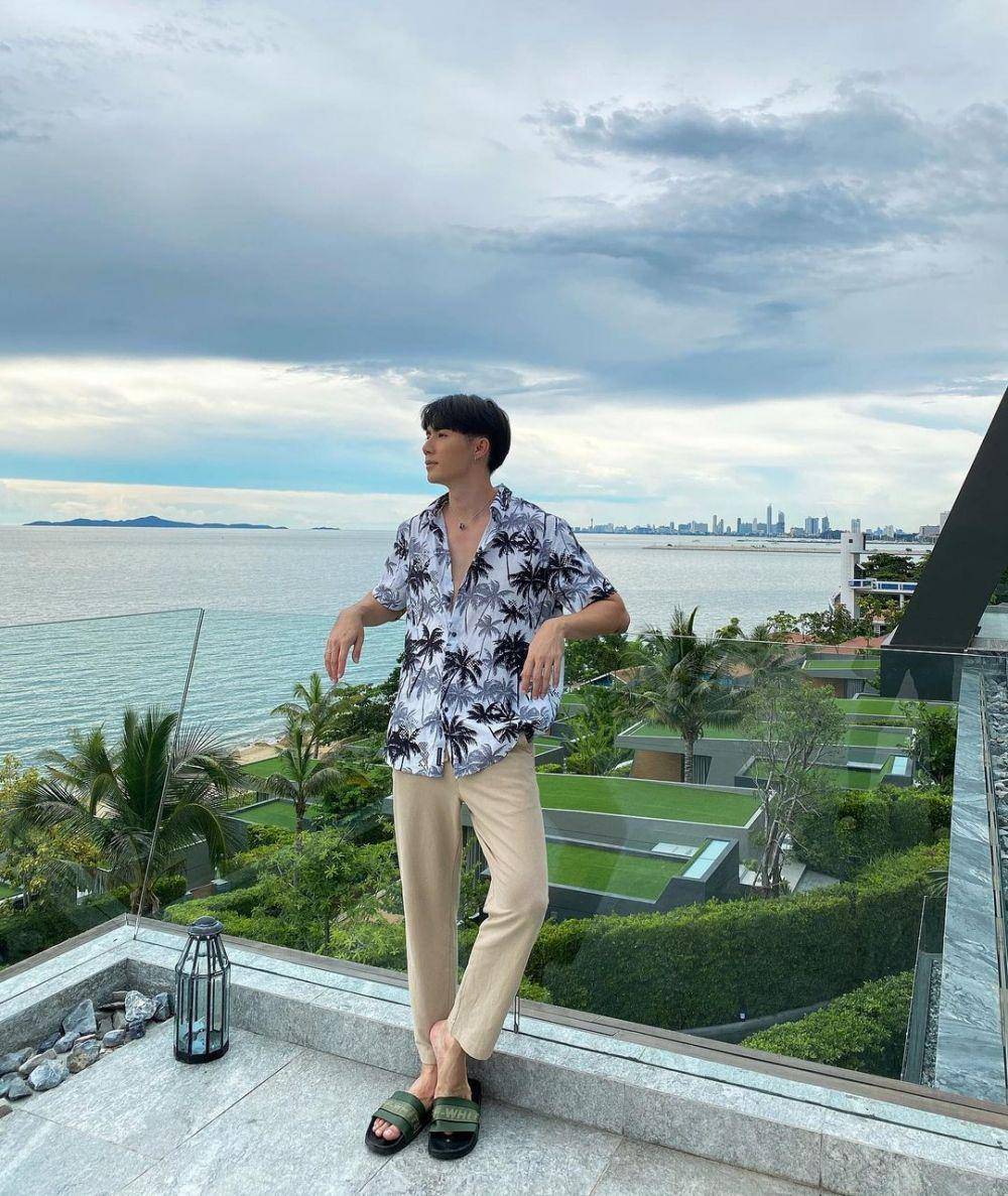 outfit pantai ala Zee Pruk (instagram.com/zeepruk)