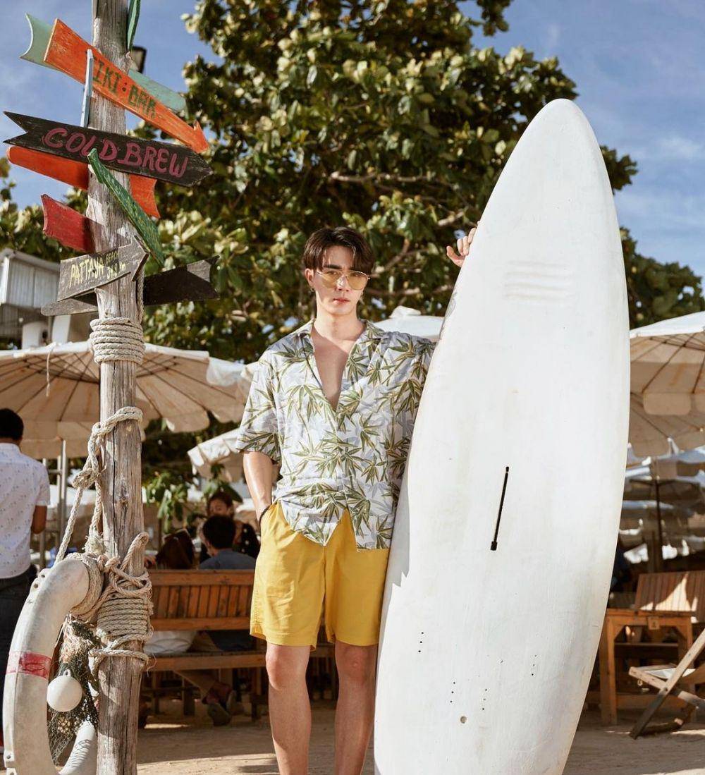outfit pantai ala Zee Pruk (instagram.com/zeepruk)