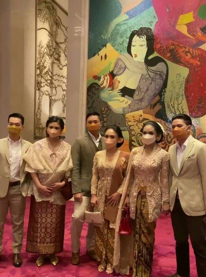 Kebaya KD (instagram.com/krisdayantilemos)