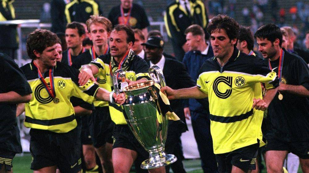 Pemain Borussia Dortmund selebrasi usai menjuarai Liga Champions 1997. (uefa.com)