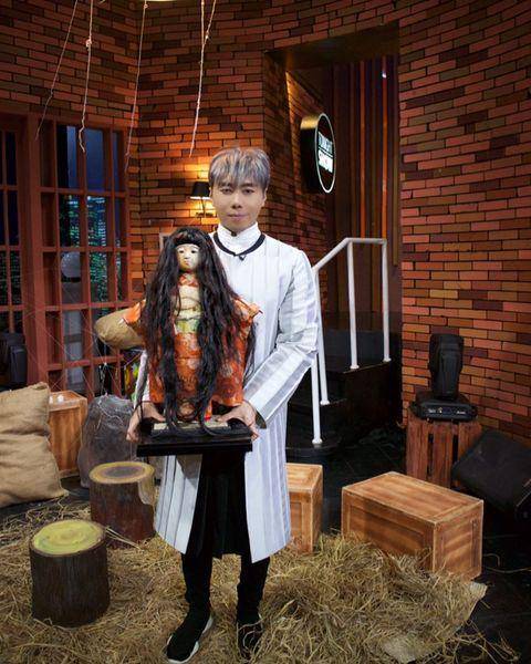 potret Roy Kiyoshi bareng spirit doll miliknya (instagram.com/roykiyoshi)
