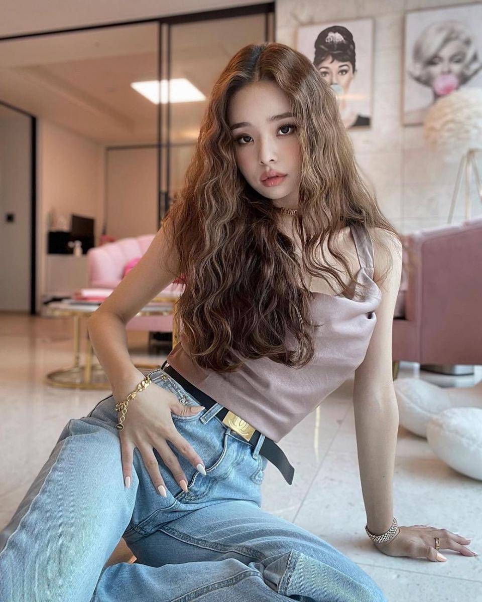 Song Ji A (Instagram.com/@dear.zia)
