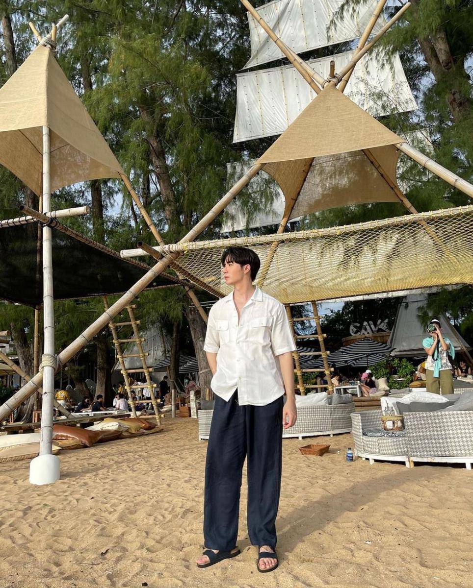 outfit pantai ala Zee Pruk (instagram.com/zeepruk)