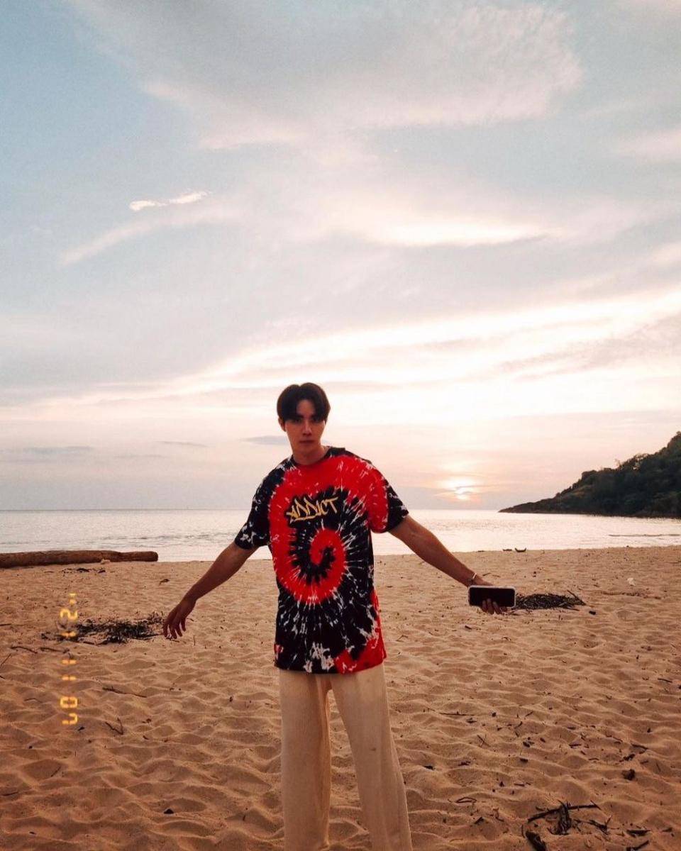 outfit pantai ala Zee Pruk (instagram.com/zeepruk)
