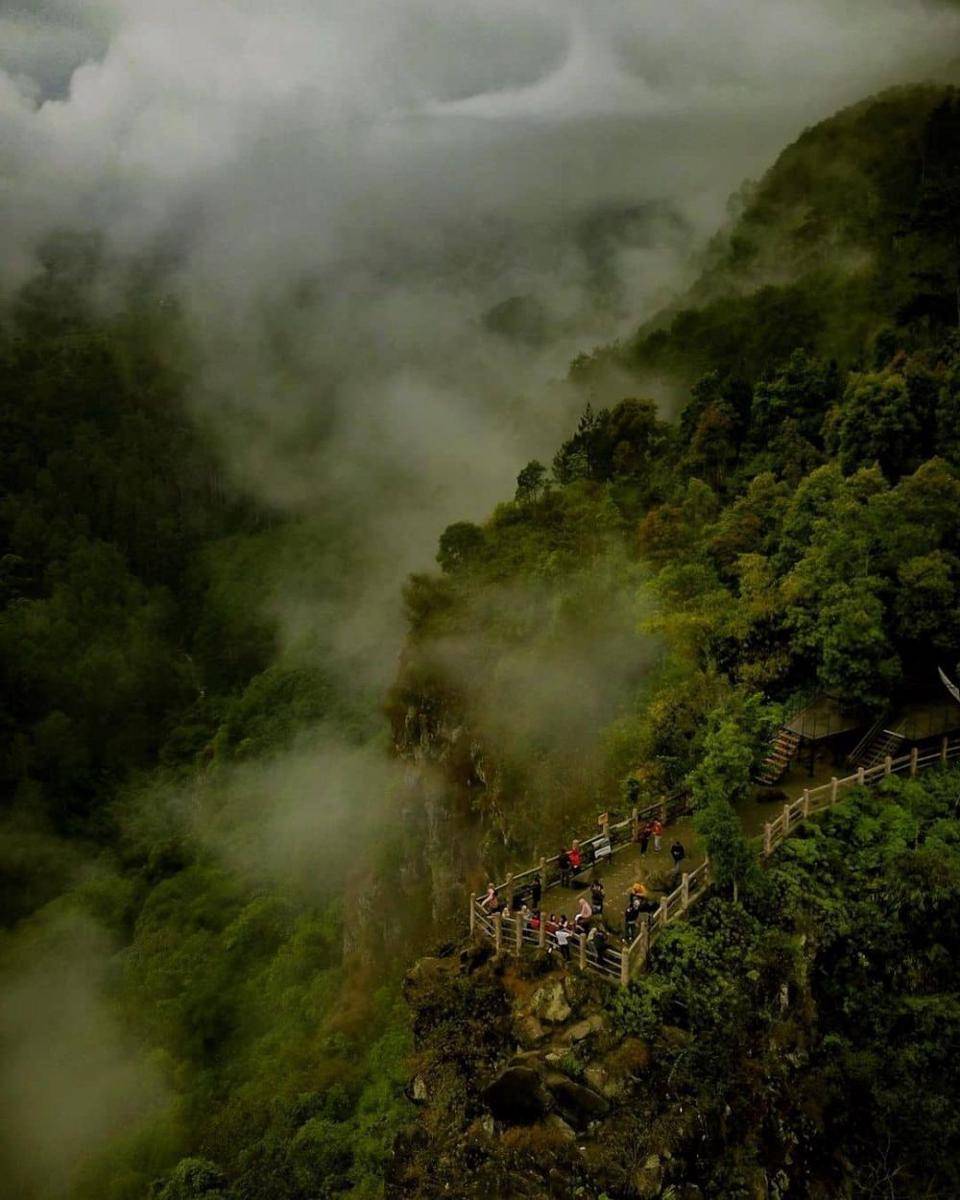 Tebing Keraton (instagram.com/adi_barnas)