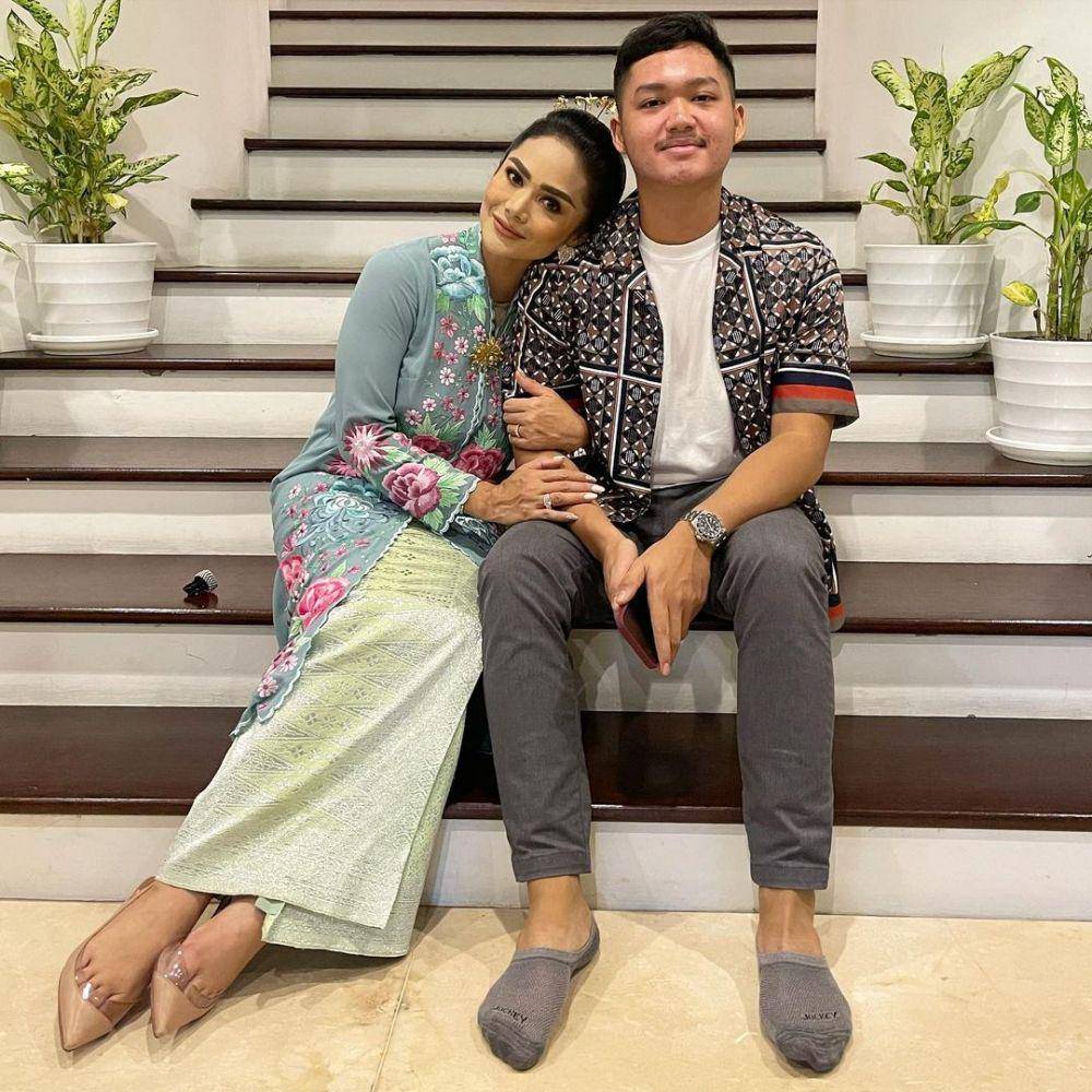 Kebaya KD (instagram.com/krisdayantilemos)