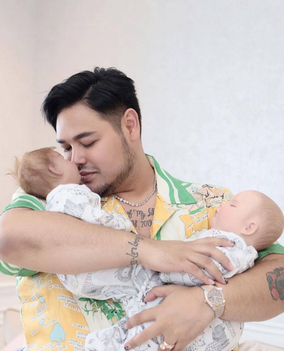 potret Ivan Gunawan bareng spirit doll miliknya (instagram.com/ivan_gunawan)
