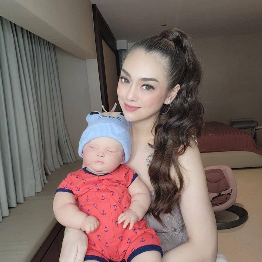 potret Celine Evangelista bareng spirit doll miliknya (instagram.com/celine_evangelista)