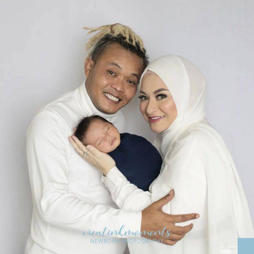 potret Baby Adzam saat lakukan pemotretan bareng orangtua (instagram.com/creatinkmoments)