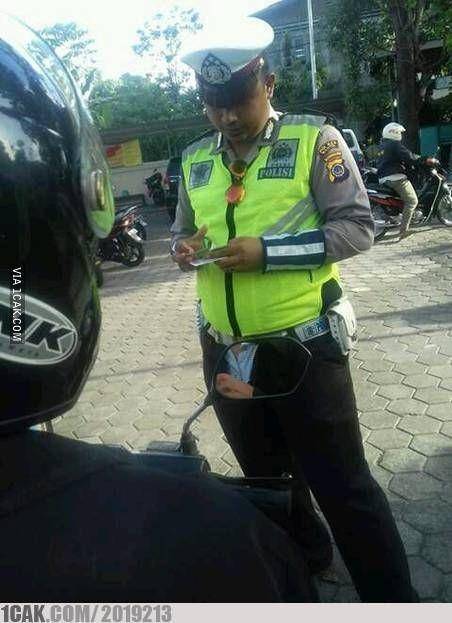 potret lucu pantulan spion (1cak.com)