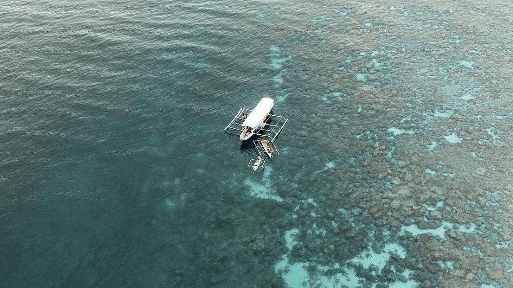 Menaiki kapal di tengah Hundred Islands (instagram.com/docnotnot)