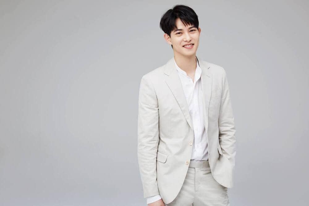 Lee Jong Hyun eks CNBLUE Kembali ke Media Sosial Usai 8 Tahun Vakum