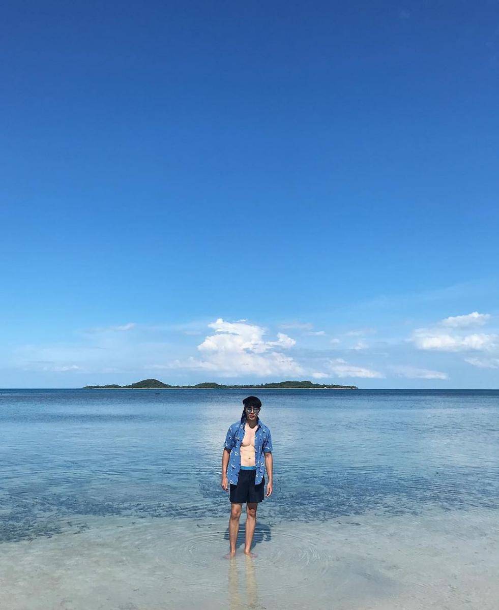 outfit pantai ala Zee Pruk (instagram.com/zeepruk)