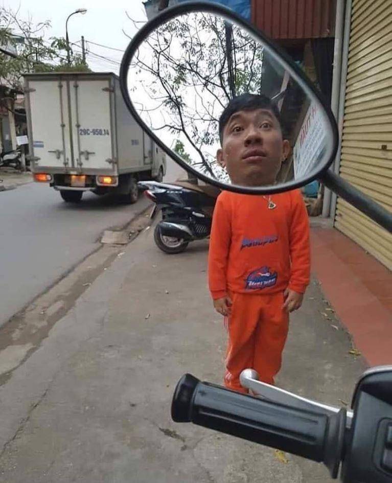 potret lucu pantulan spion (instagram.com/receh.id)