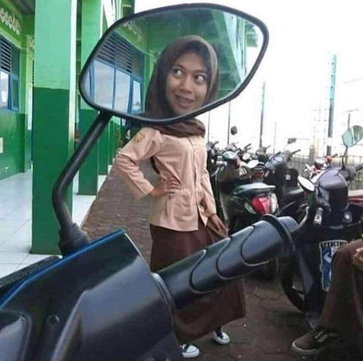 potret lucu pantulan spion (instagram.com/recehqq.id)
