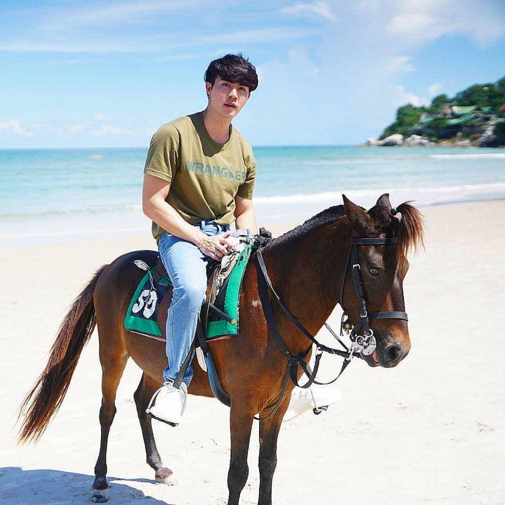outfit pantai ala Zee Pruk (instagram.com/zeepruk)