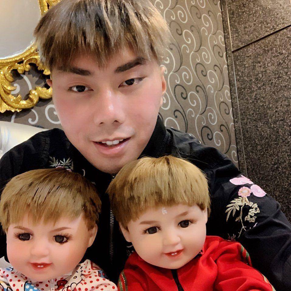 potret Roy Kiyoshi bareng spirit doll miliknya (instagram.com/roykiyoshi)