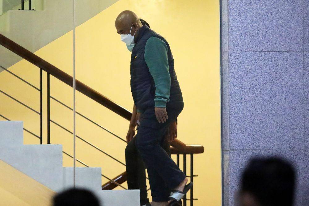 Wali Kota Bekasi Rahmat Effendi berjalan menuju ruang pemeriksaan usai terjaring Operasi Tangkap Tangan (OTT) KPK di Gedung Merah Putih KPK, Jakarta, Rabu (5/1/2022). (ANTARA FOTO/Adam Bariq)