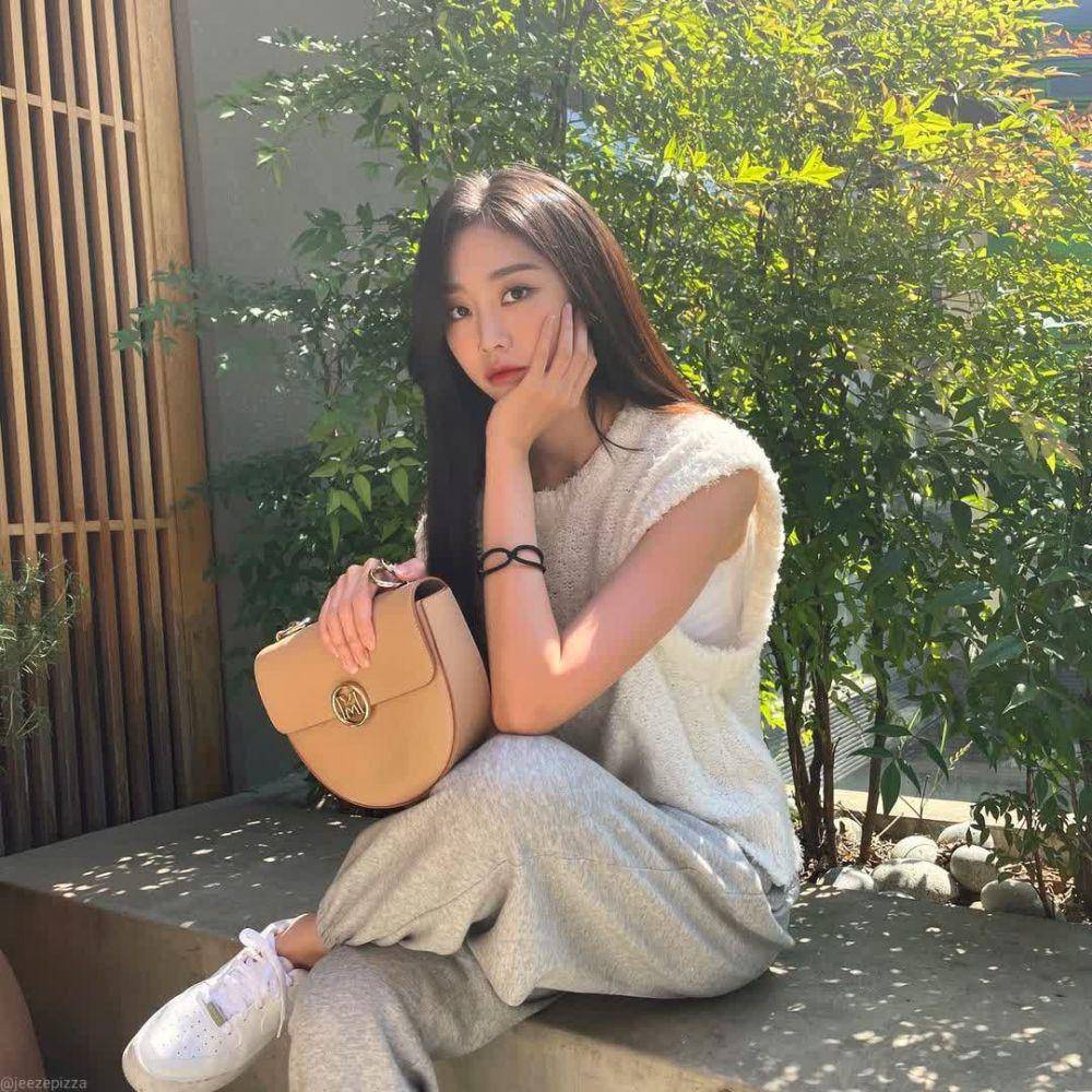 Seo Ji Soo (instagram.com/jeezepizza)