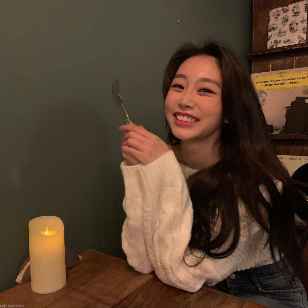 Seo Ji Soo (instagram.com/jeezepizza)