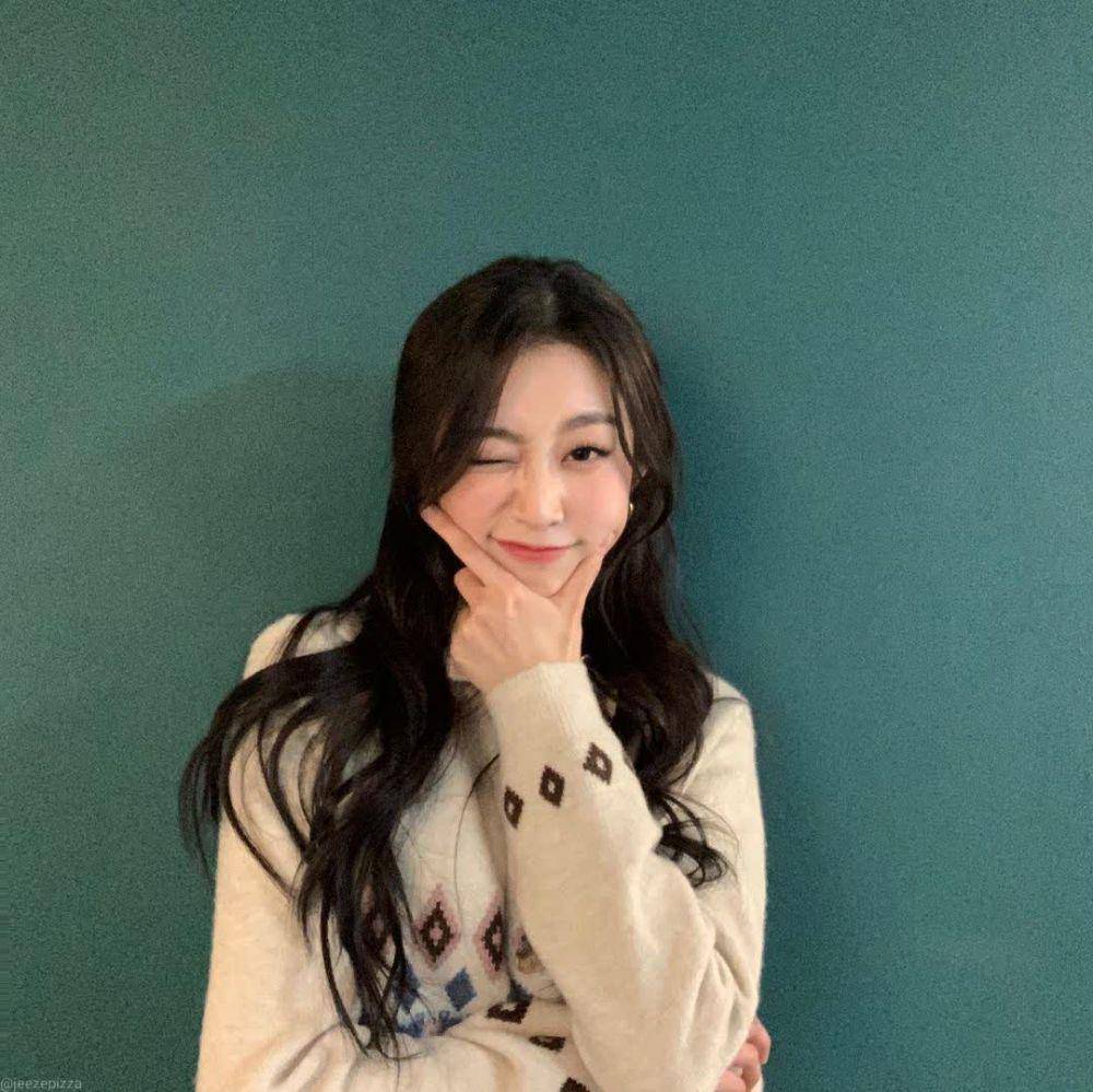 Seo Ji Soo (instagram.com/jeezepizza)