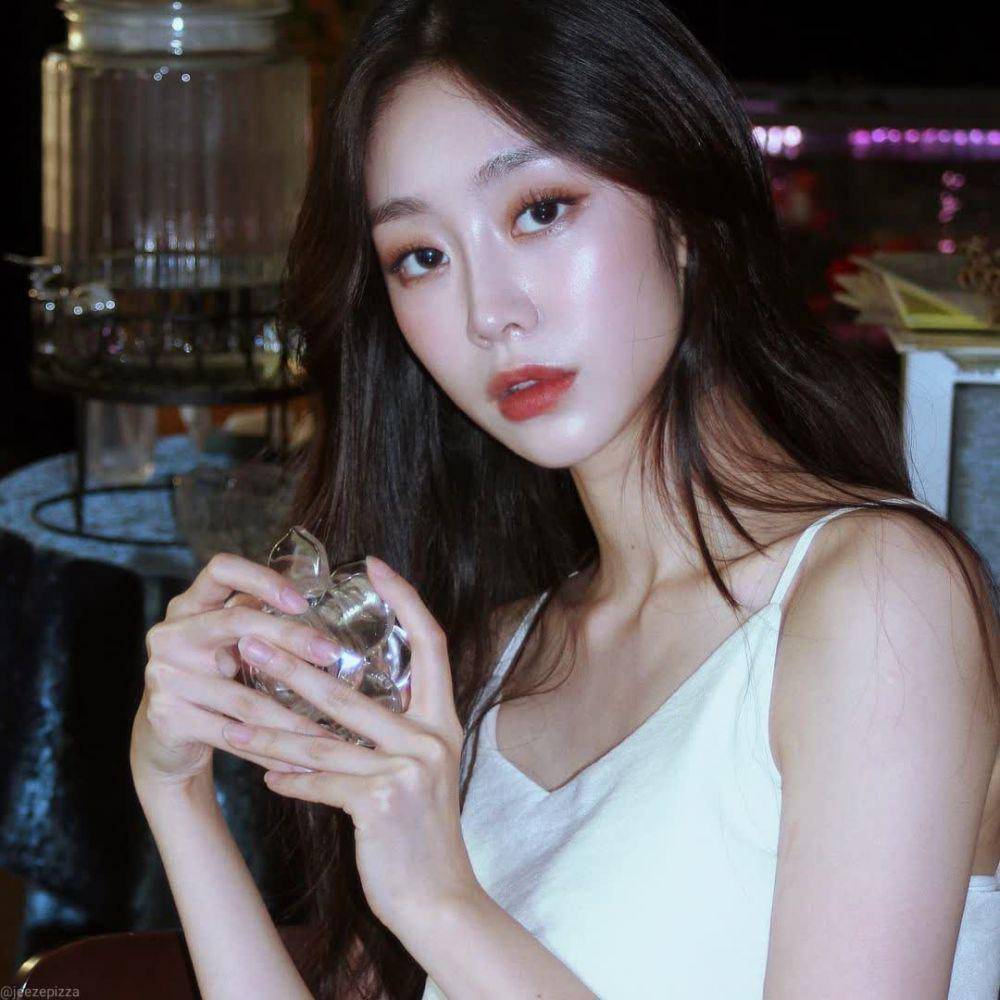 Seo Ji Soo (instagram.com/jeezepizza)