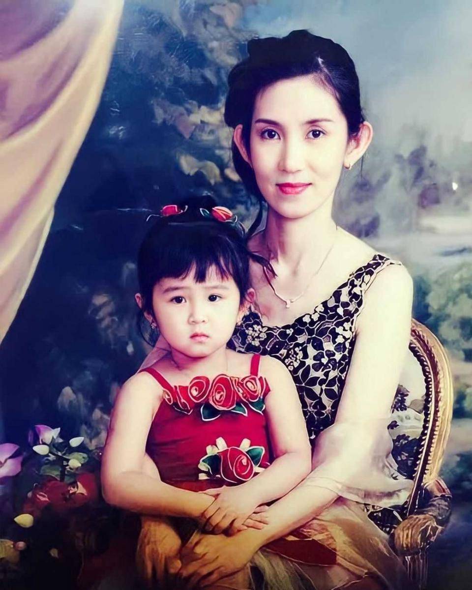 Potret masa kecil Ayu Saraswati (instagram.com/ayusarasw)