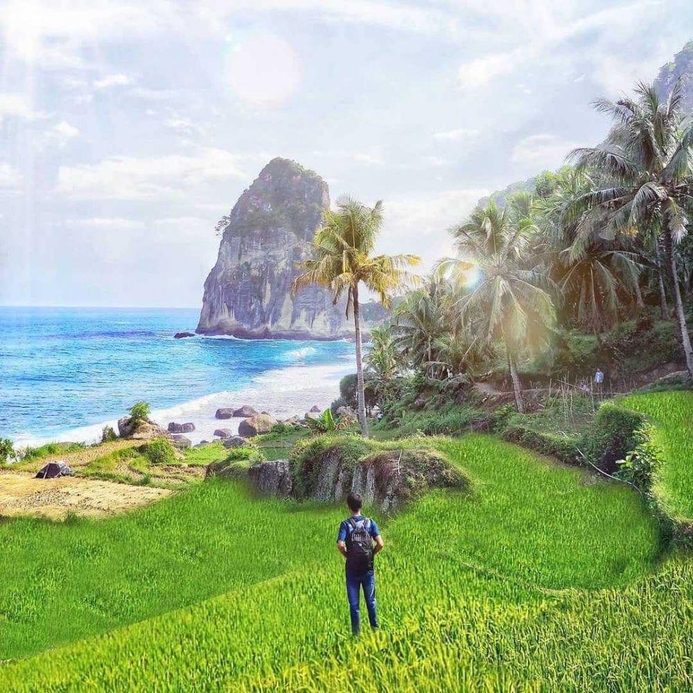 Masih Alami, Inilah Keindahan Pantai Pangasan yang Sedang Viral
