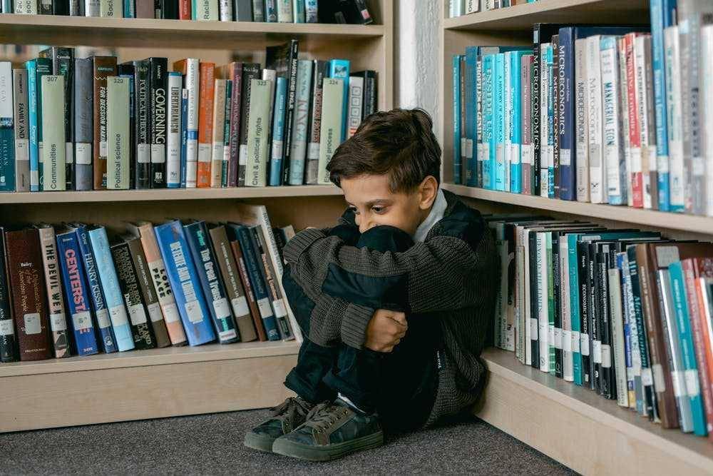 ilustrasi anak melamun (pexels.com/Mikhail Nilov)