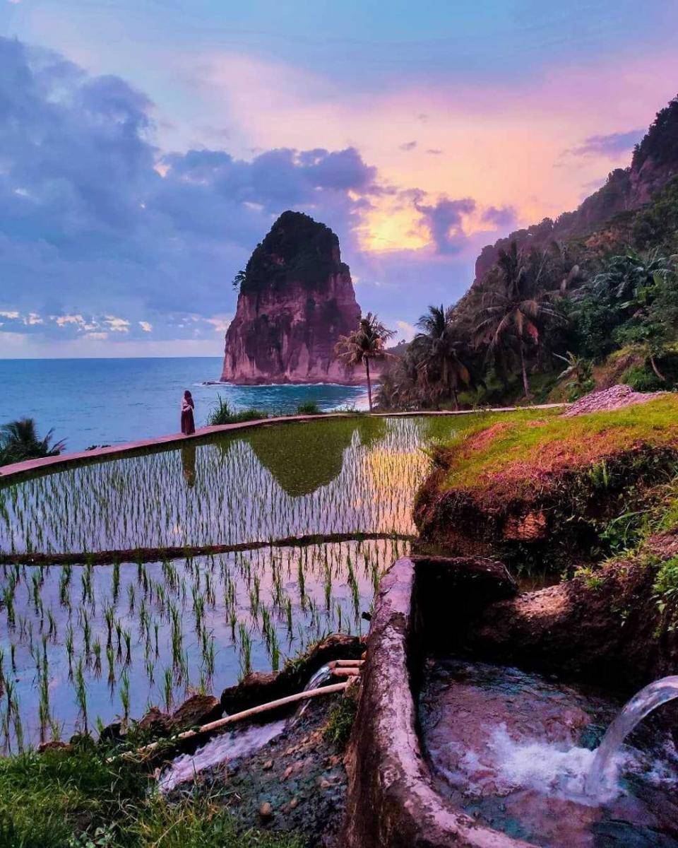 Landmark Pantai Pangasan (instagram.com/visitpacitan)
