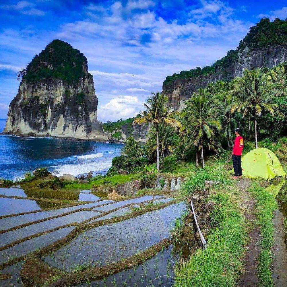 Camping di Pantai Pangasan (instagram.com/pantaipangasan)