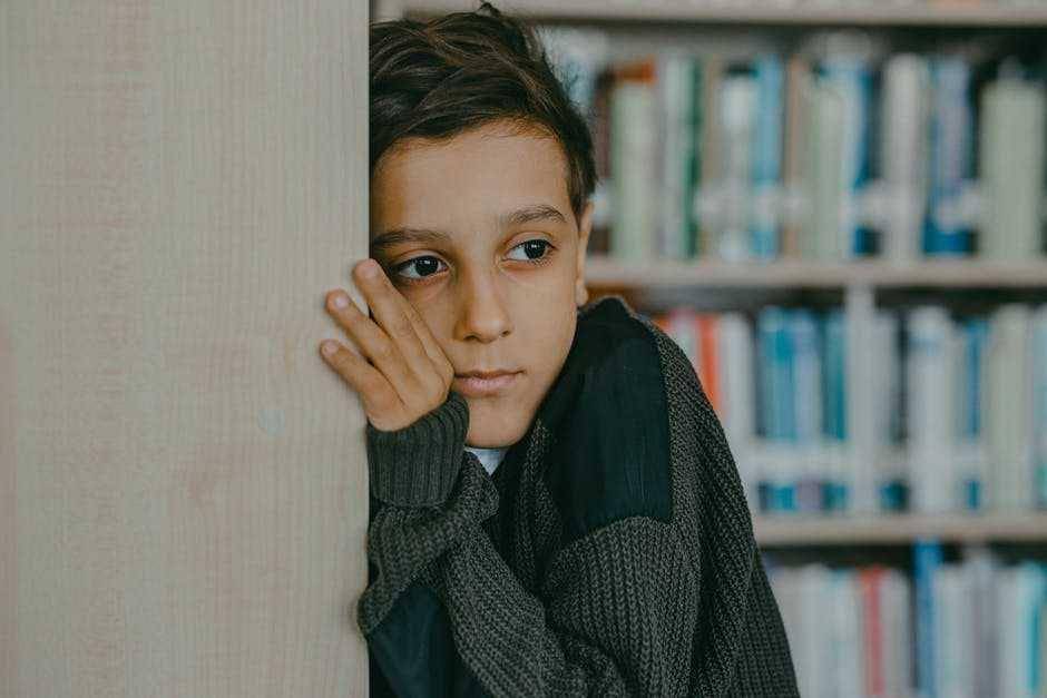 ilustrasi anak melamun (pexels.com/Mikhail Nilov)