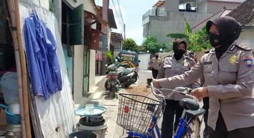 Polsek Laweyan, Solo beri sepeda kepada Novia. IDNTimes/Larasati Rey