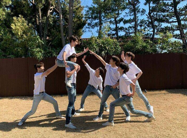 Konsep foto grup ala WayV (instagram.com/djxiao_888)