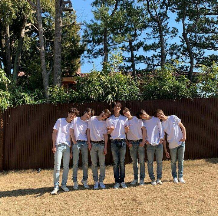 Konsep foto grup ala WayV (instagram.com/djxiao_888)