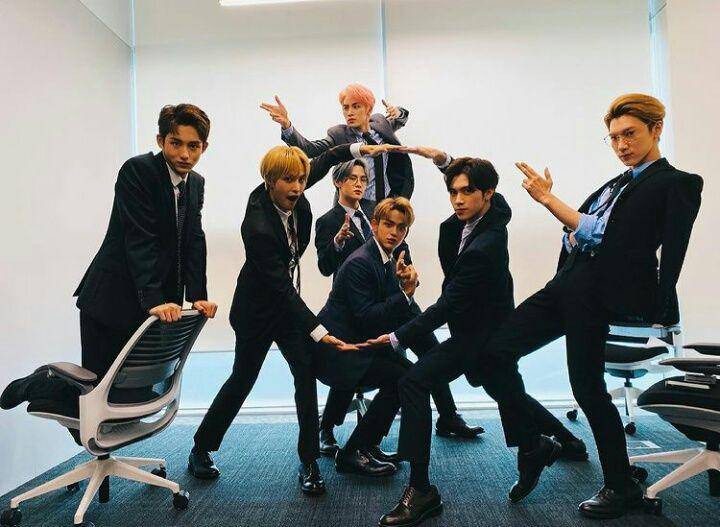Konsep foto grup ala WayV (instagram.com/djxiao_888)