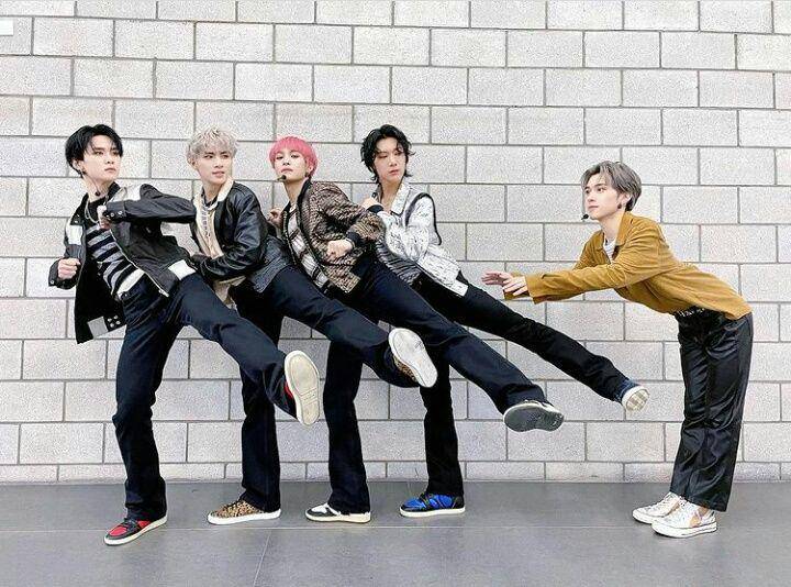 Konsep foto grup ala WayV (instagram.com/wayvofficial)
