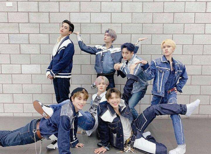 Konsep foto grup ala WayV (instagram.com/wayvofficial)