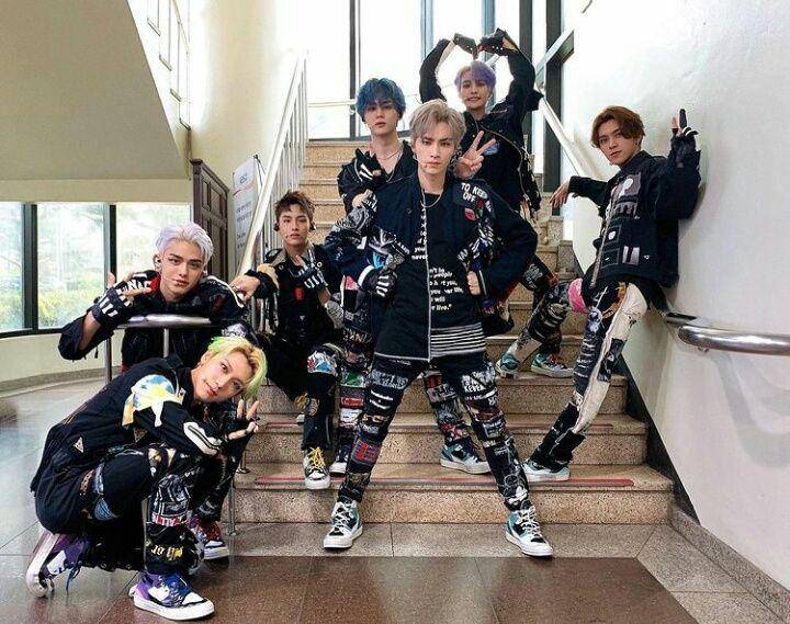 Konsep foto grup ala WayV (instagram.com/wayvofficial)