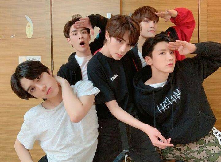 Konsep foto grup ala WayV (instagram.com/wayvofficial)