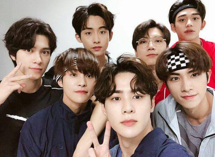Konsep foto grup ala WayV (instagram.com/wayvofficial)