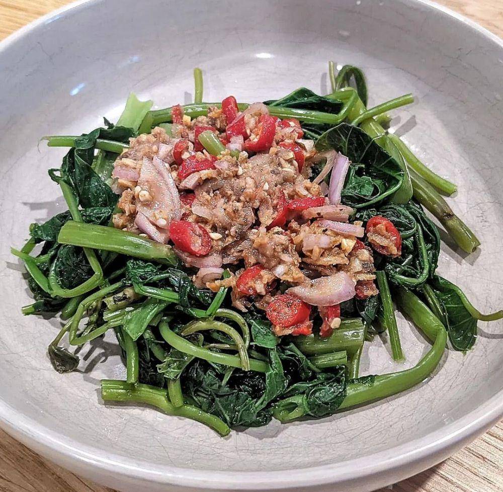 plecing kangkung (instagram.com/eatingoutisoverrated)
