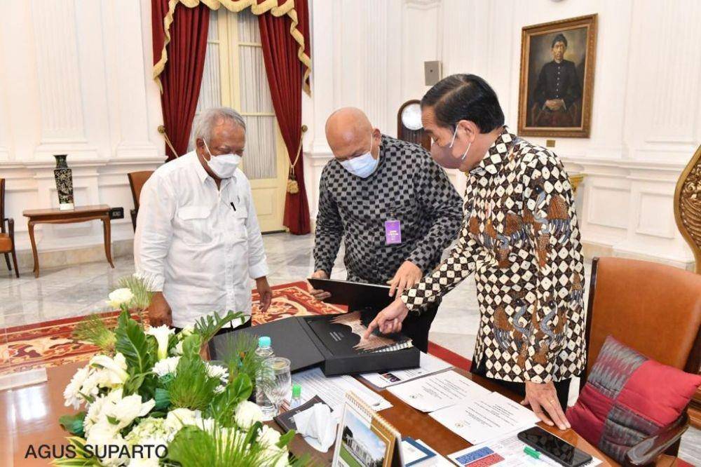 Desain final Istana Garuda dipresentasikan seniman asal Bali, Nyoman Nuarta dihadapan Presiden Joko Widodo di Istana Merdeka Jakarta Senin (3/1/2022) (Dok.IDNTimes/Istimewa)