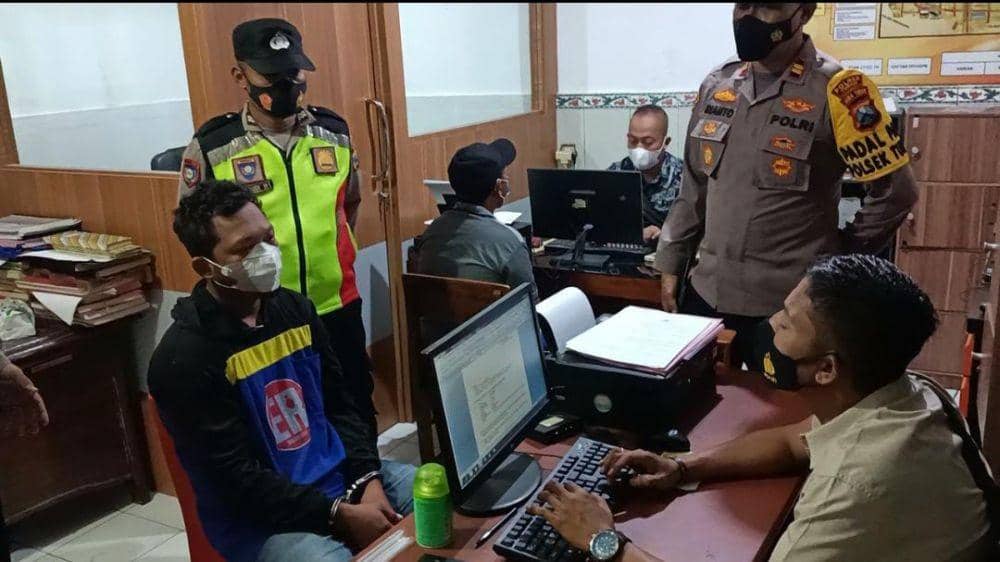 Tersangka HP saat diamankan di Mapolsek Tuban. IDN Times/Imron