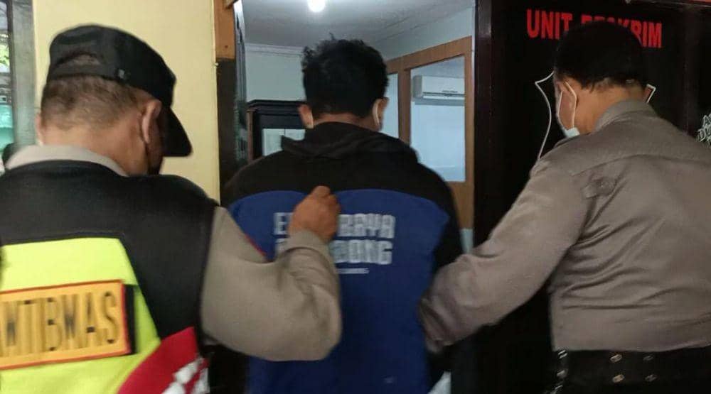 Tersangka HP saat diamankan di Mapolsek Tuban. IDN Times/Imron