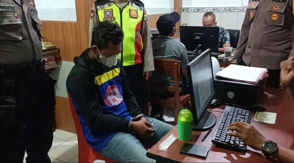 Tersangka HP saat diamankan di Mapolsek Tuban. IDN Times/Imron