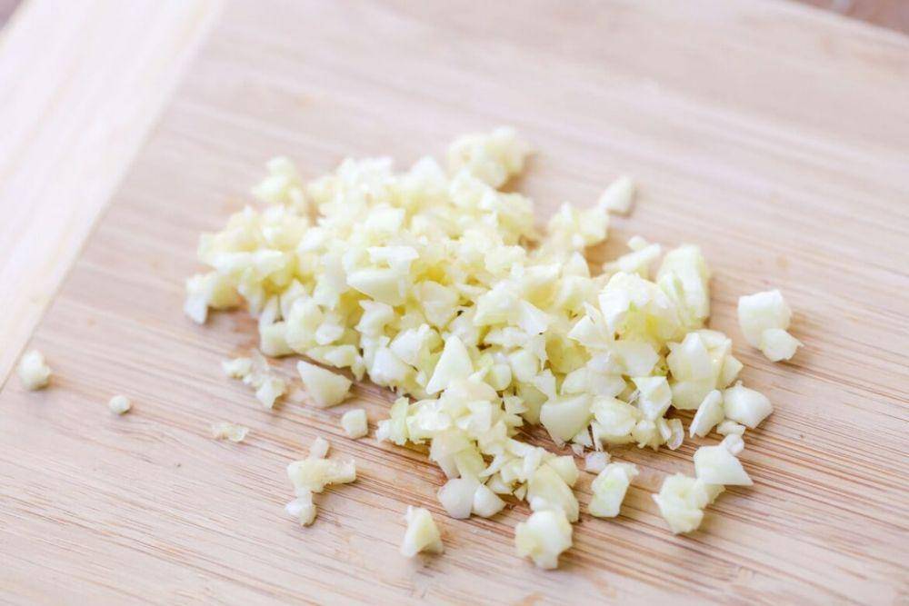 ilustrasi memotong bawang putih (recipesny.com)