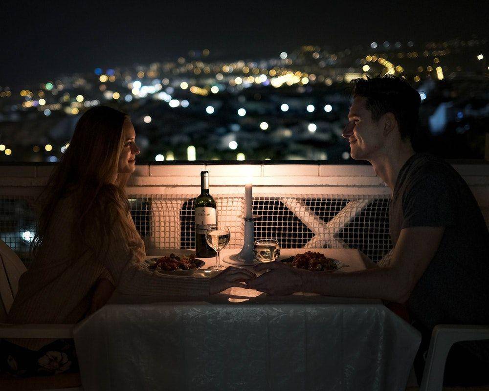 ilustrasi makan malam romantis (pexels.com/andie venzl)