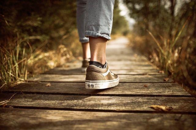 ilustrasi melangkahkan kaki (pexels.com/Tobi)