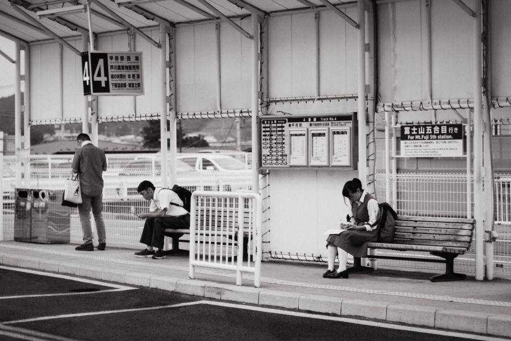 ilustrasi anak duduk di kursi halte (unsplash.com/Cerqueira)
